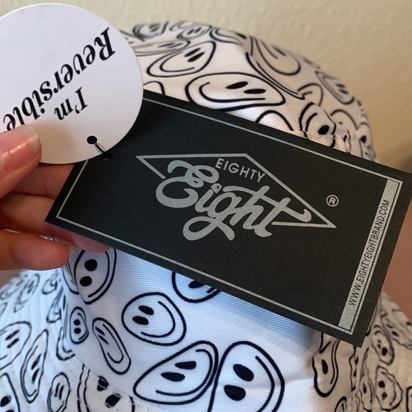 NWT Eighty Eight Brand Reversible Smiley Bucket Hat UNISEX - Picture 3 of 3